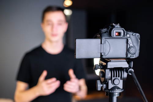 Nanoprompter - Man talking to camera teleprompter